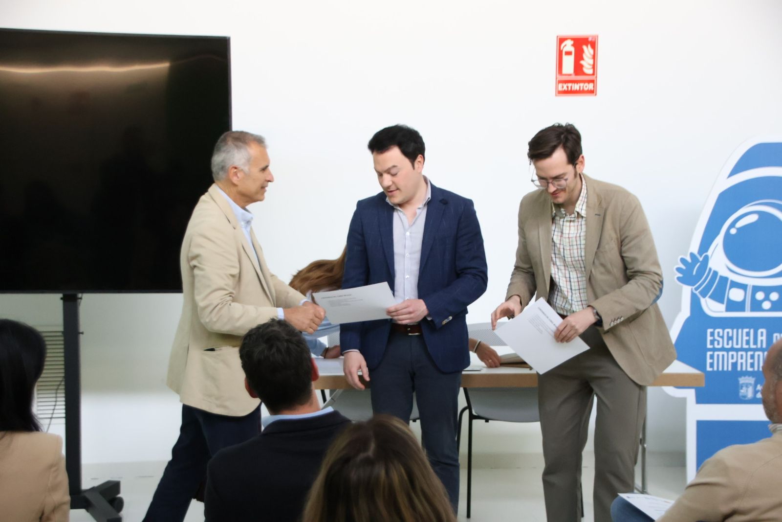 Entrega de diplomas de Centro de Alto Rendimiento Empresarial, Marketing con IA y Data Analytics de Empleo Joven