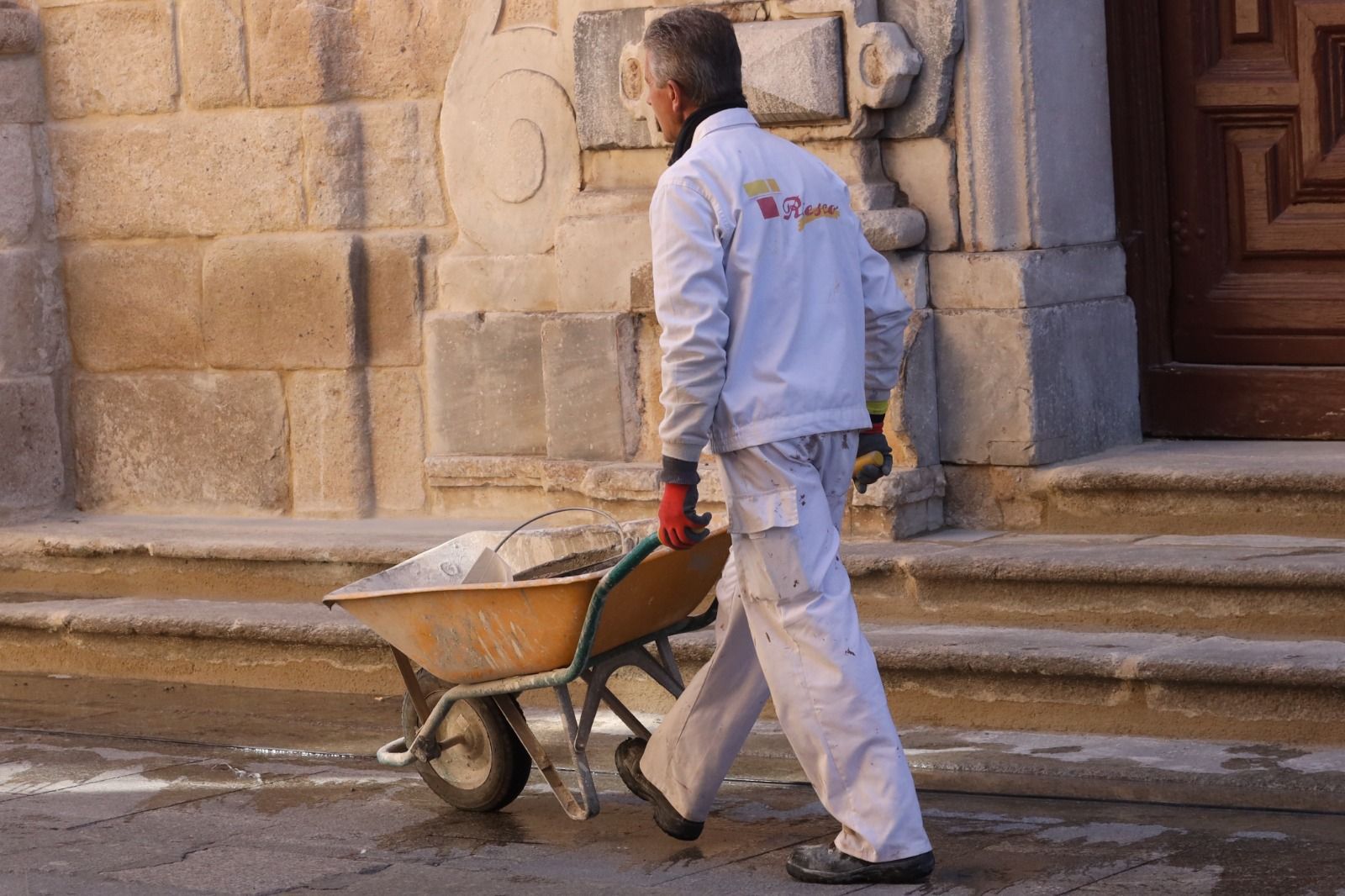 Un trabajador carga con un carretillo