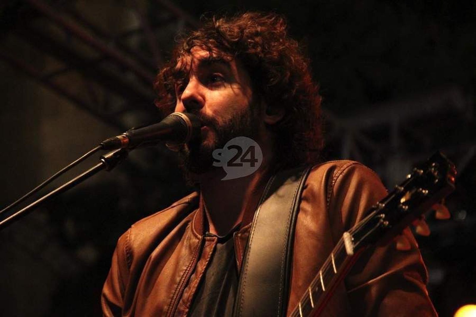 El concierto de IZAL ilumina el Patio Chico de la Catedral