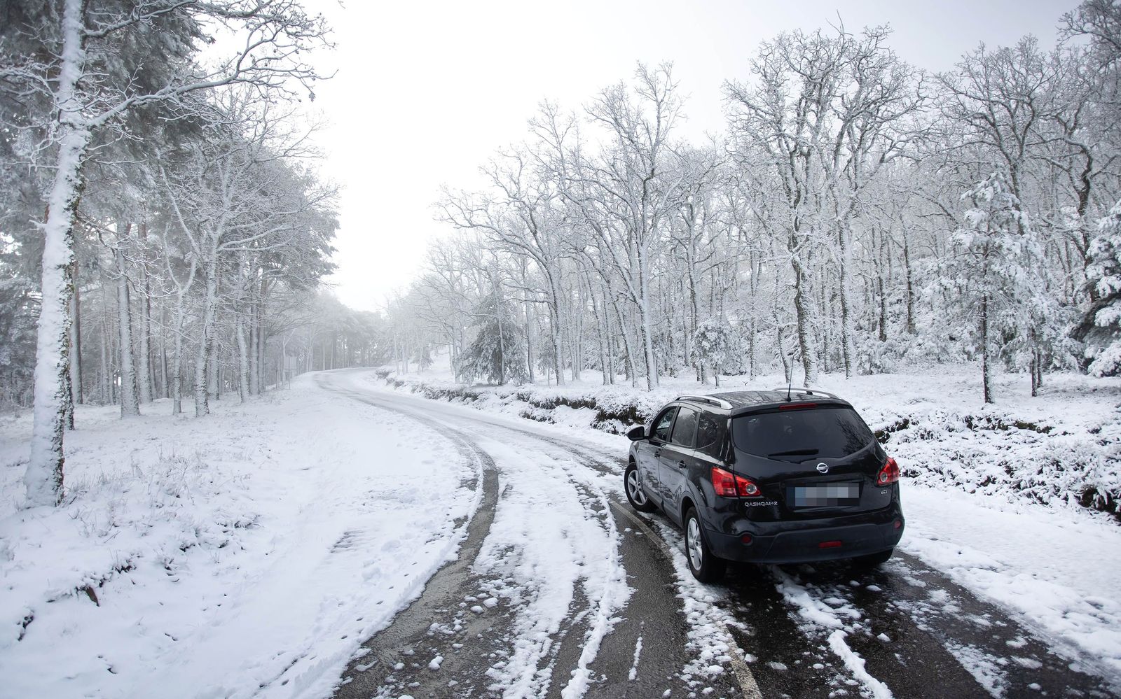 Nieve en la carretera a la Peña de Francia. Foto de archivo ICAL