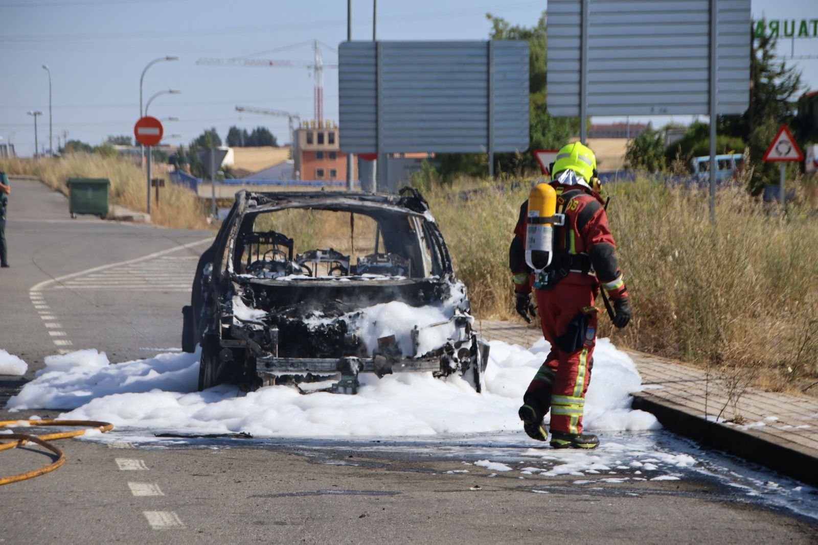 Calcinado un vehículo junto a la carretera de Zamora