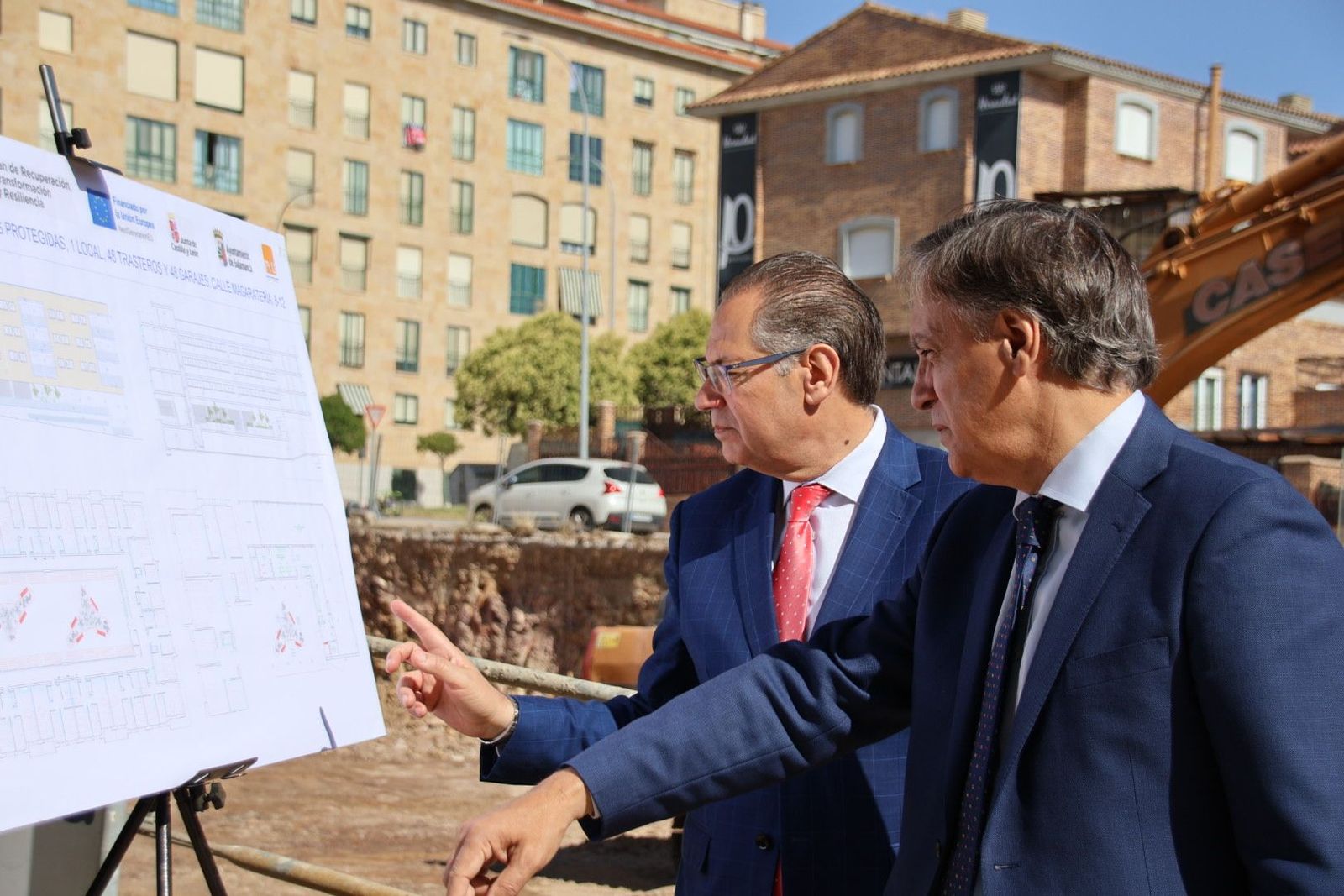 Carlos García Carbayo, visita las obras de construcción de una nueva promoción de vivienda pública en el barrio de Capuchinos