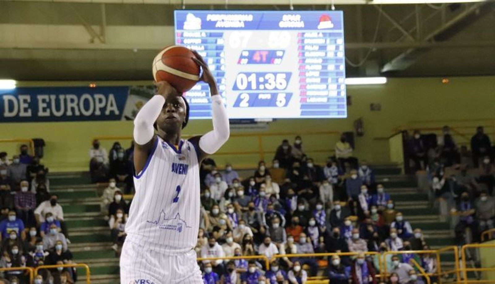 Copper lanza un tiro libre ante Girona | FOTO SALAMANCA24HORAS.COM