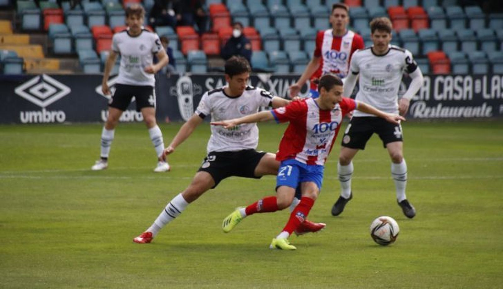 Fer Romero y Amaro, ante el Navalcarnero | FOTO SALAMANCA24HORAS.COM