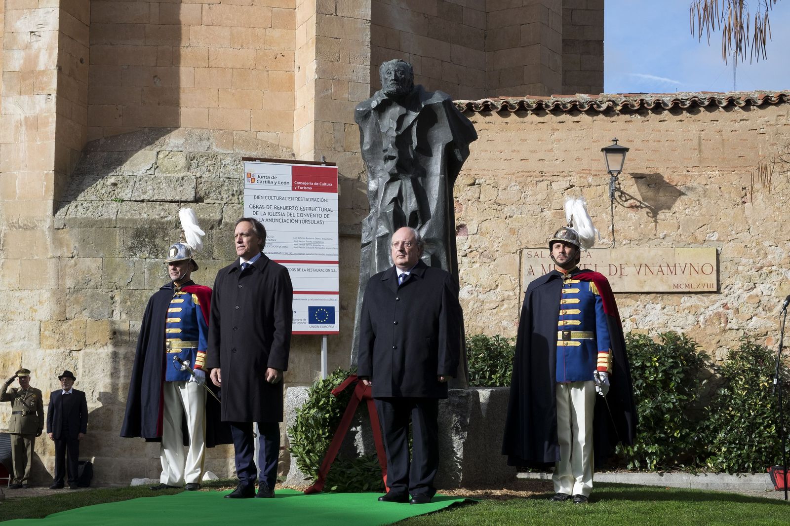 Enrique Cabero realiza la ofrenda floral a Unamuno. Foto ICAL