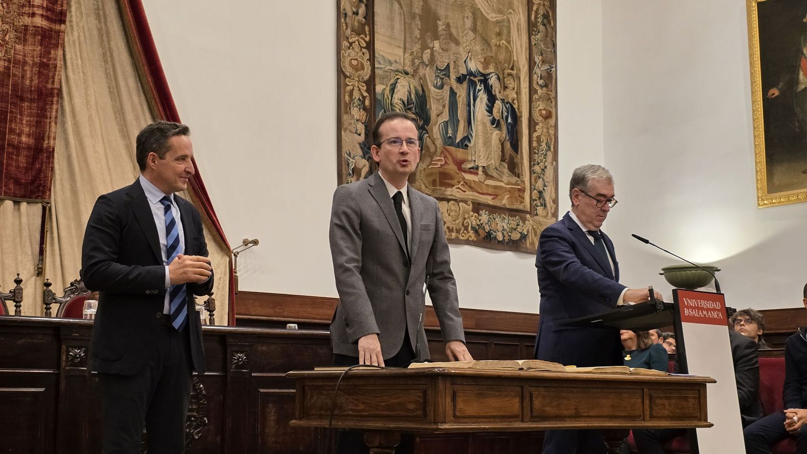 El rector de la Universidad de Salamanca preside el acto de toma de posesión de nuevos cargos académicos y del personal docente e investigador