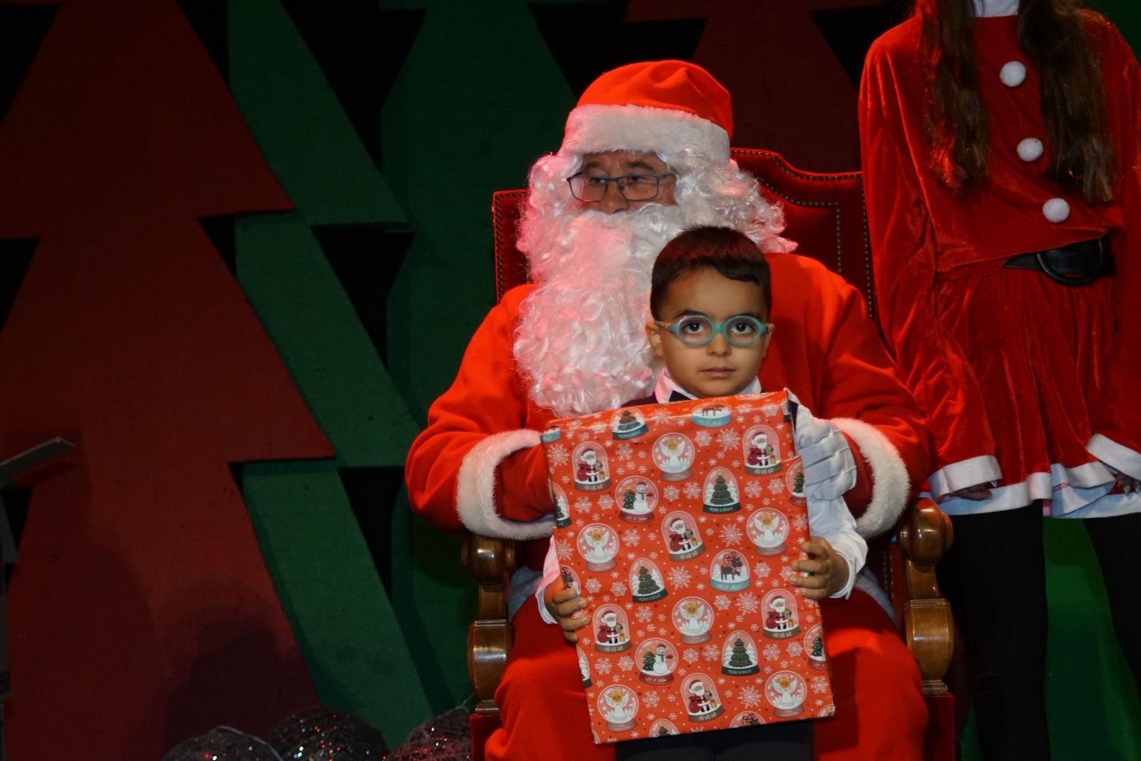 Papá Noel recorre las calles de Alba de Tormes y entrega regalos a los niños