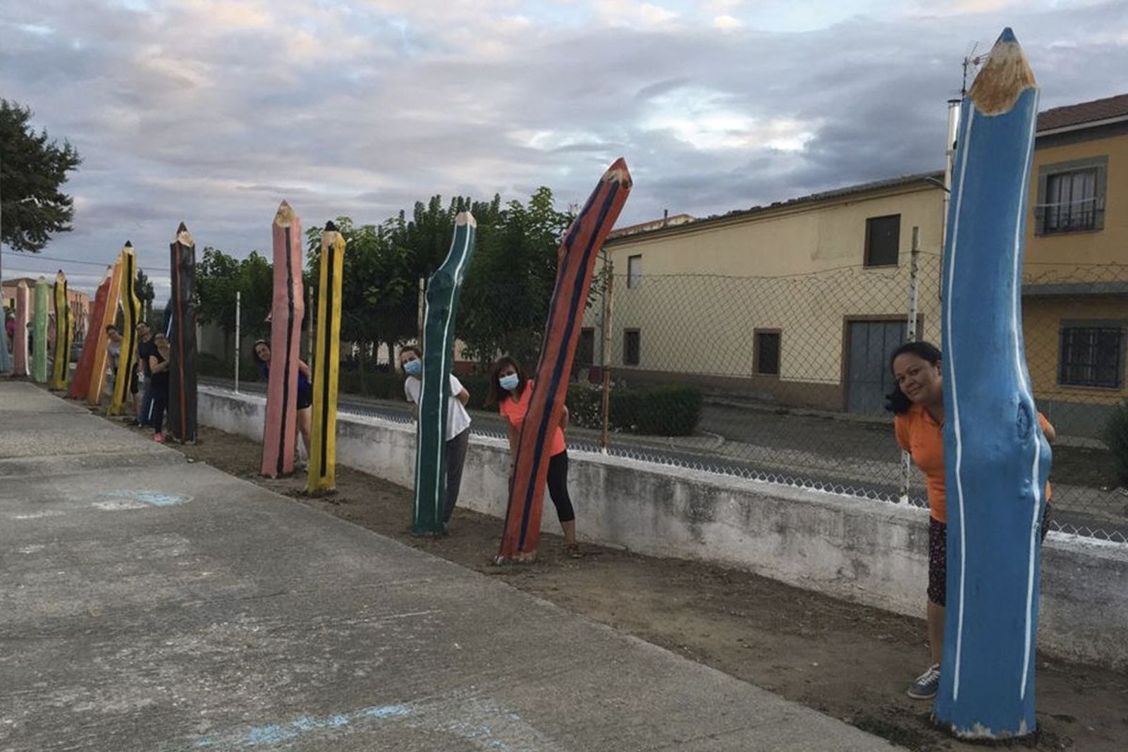 Los padres han decorado el patio de Infantil pintando unos viejos arboles secos como si fueran lapiceros de colores