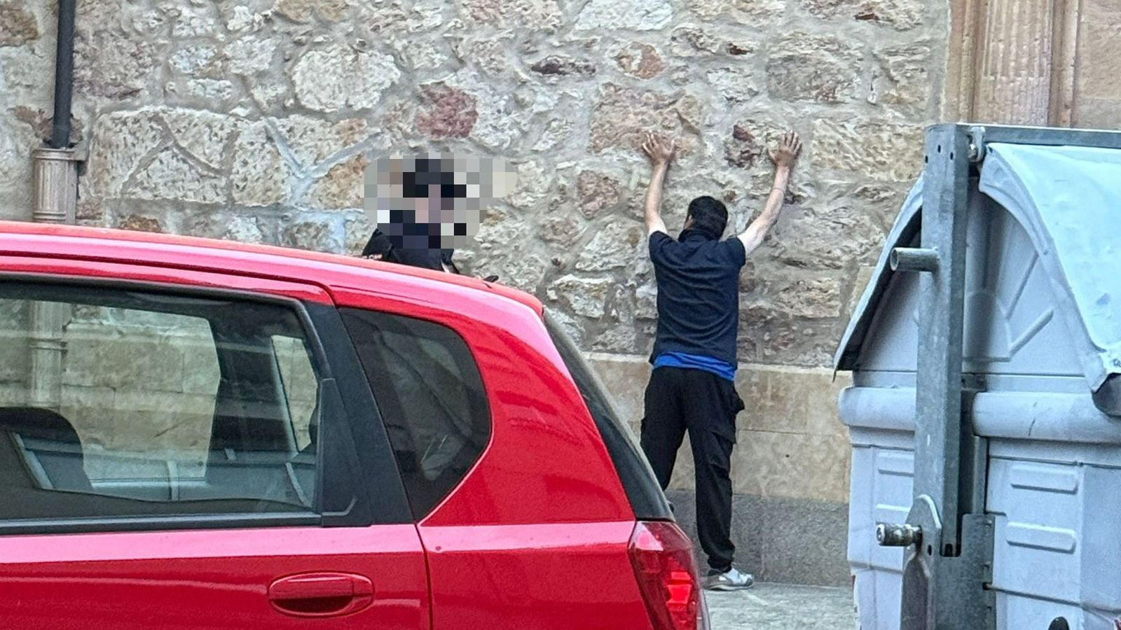 Un hombre huye tras increpar a una trabajadora en la calle Zamora y acaba interceptado por agentes de la Policía Nacional