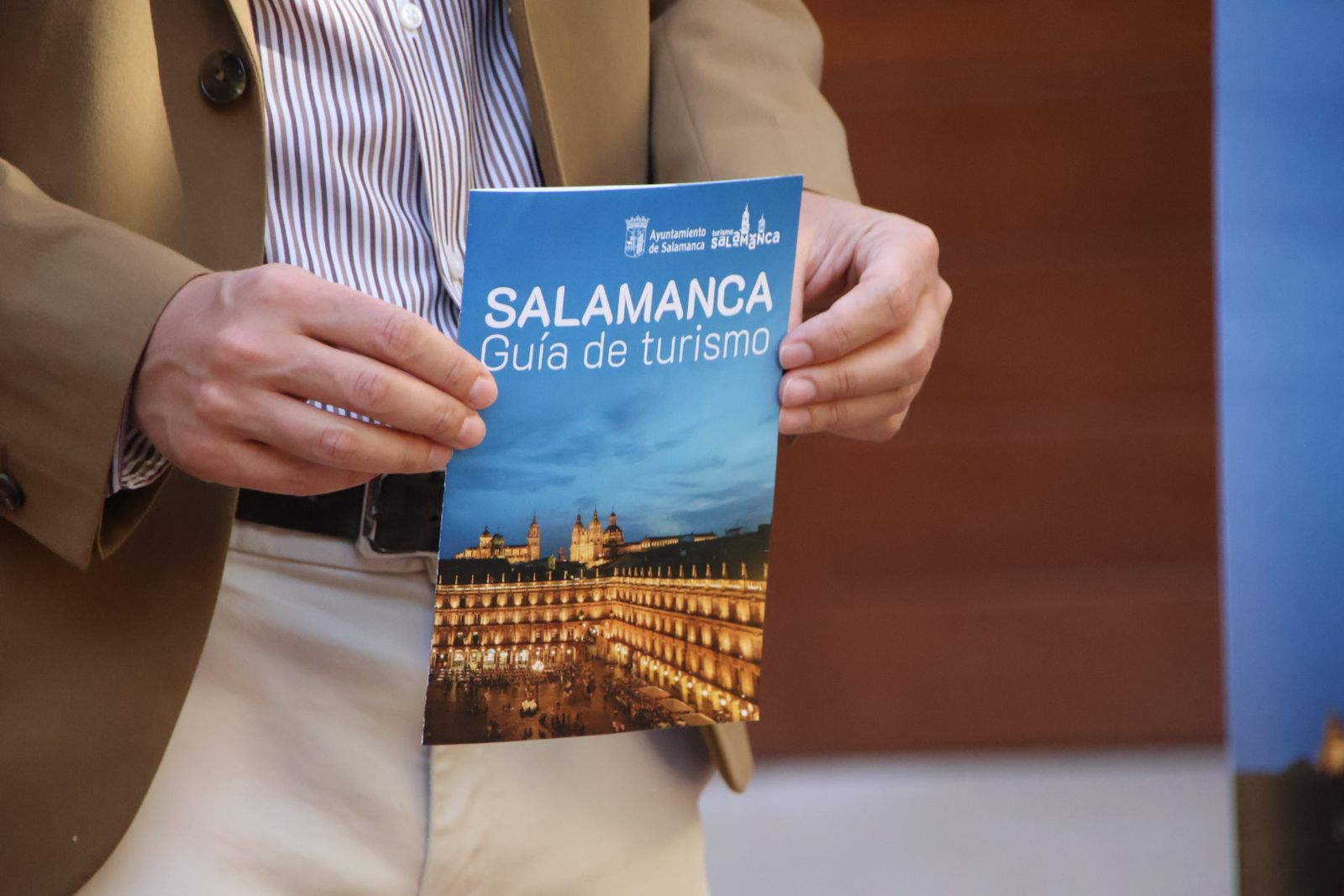 El concejal de Turismo, Ángel Fernández, presenta la nueva guía de recepción de recursos turísticos de la ciudad de Salamanca