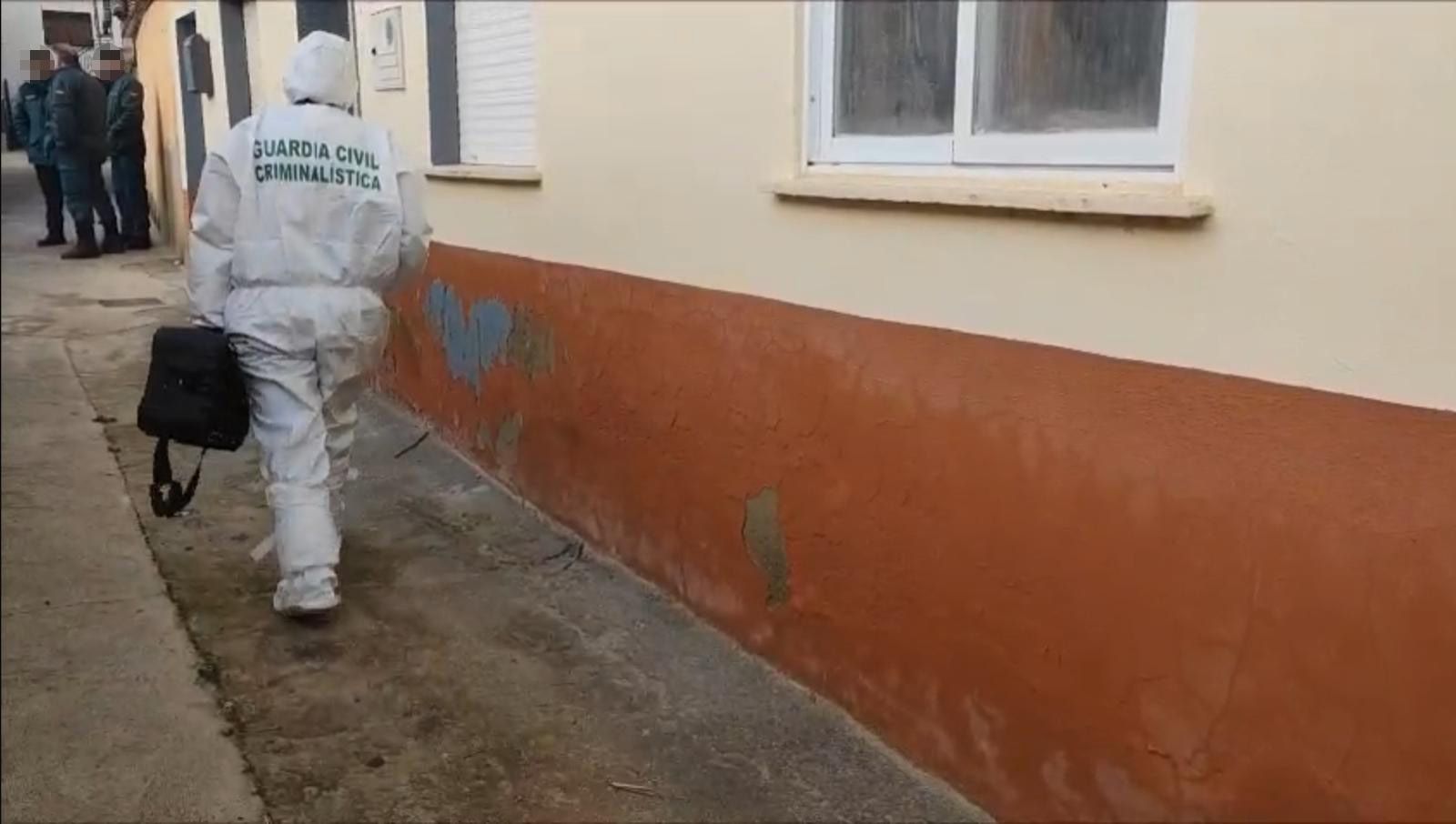 Un agente de Criminalística llega al lugar de los hechos en Peleas de Abajo