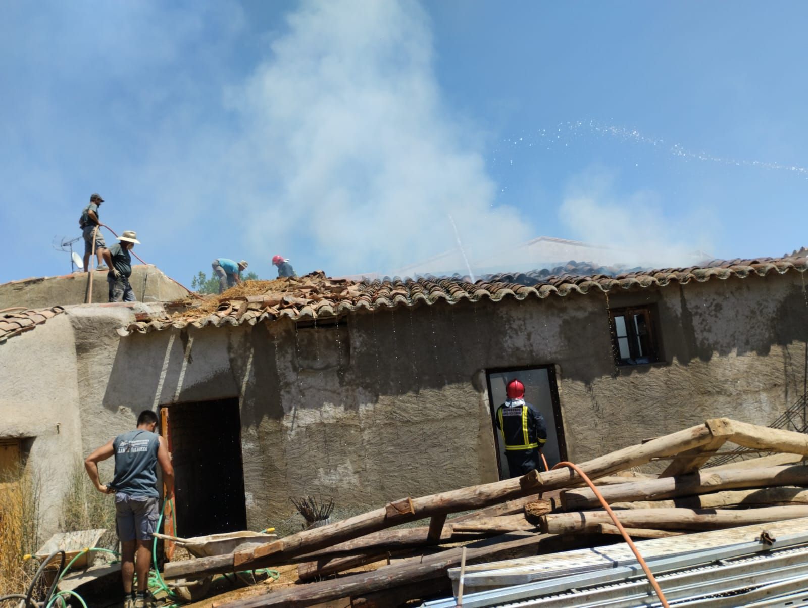 Los bomberos sofocando el fuego en la vivienda 2
