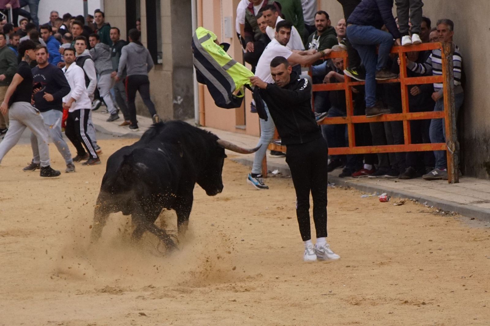 ambiente-y-participacion-durante-el-toro-del-voto-en-villoria-suelta-de-dos-toros-del-cajon-foto-juanes-16