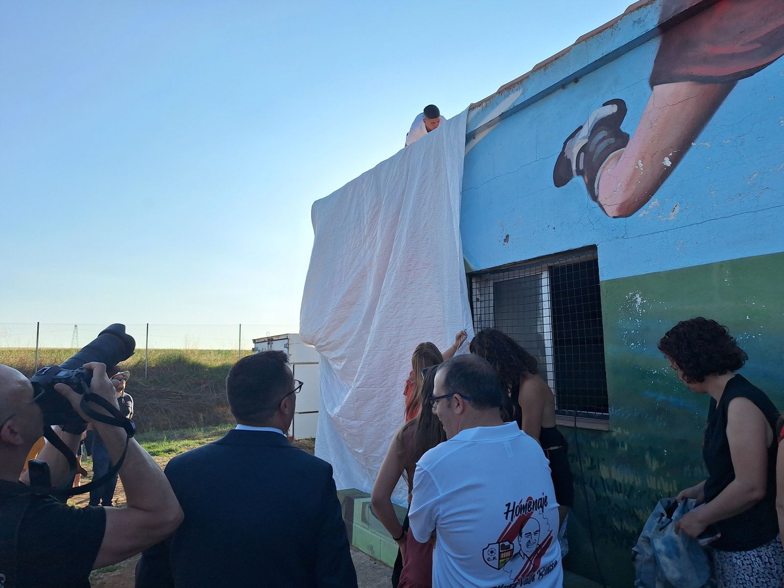 El campo de Castellanos de Villiquera pasa a llamarse Marcelino Valle