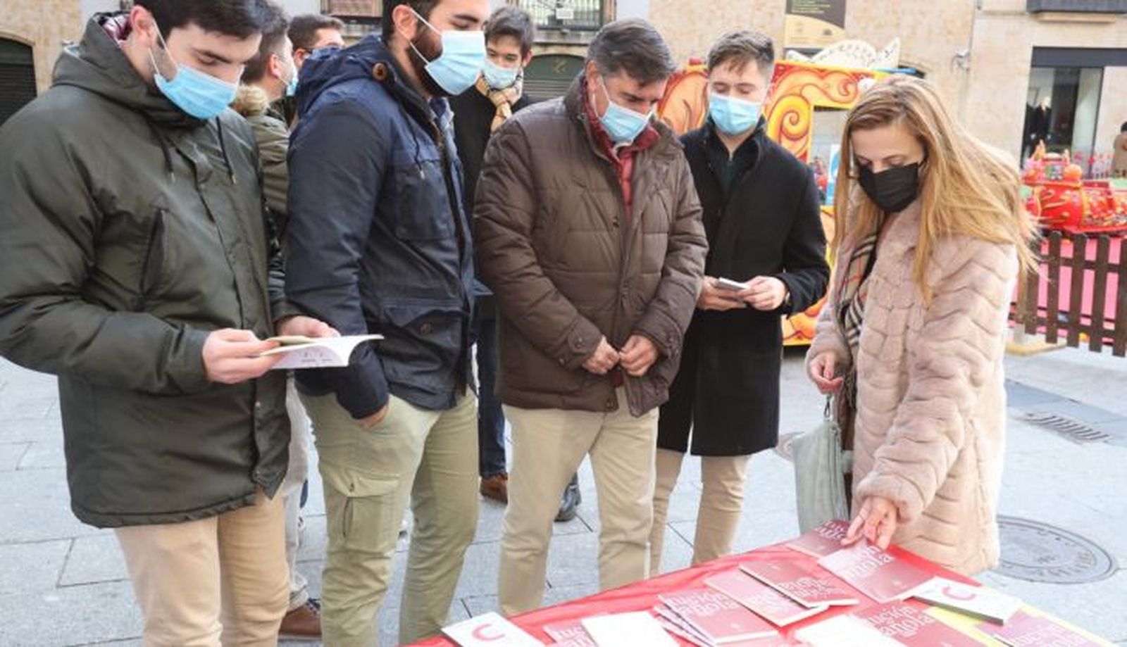 Nuevas Generaciones reparte ejemplares de la Carta Magna en la plaza del Liceo para celebrar el Día de la Constitución