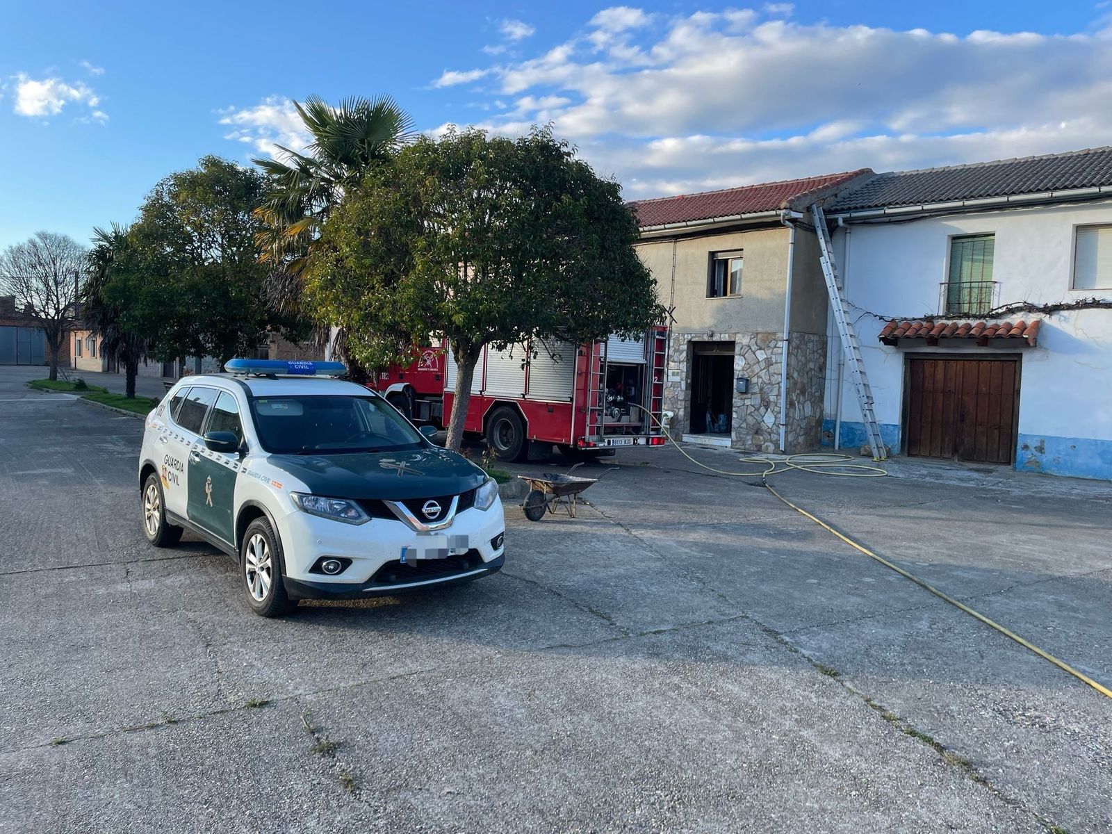 Arde una vivienda en Zamora uno de los propietarios contiene las llamas hasta la llegada de los bomberos