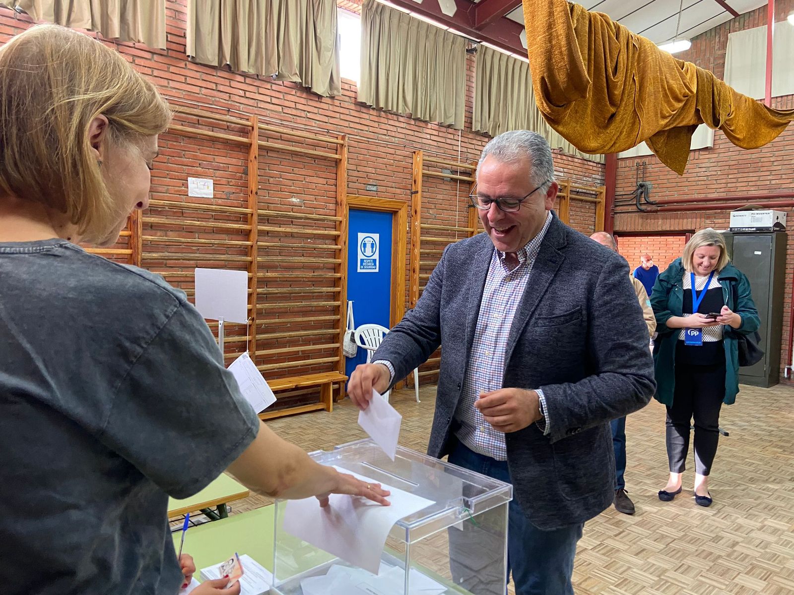 Jesús María Prada Saavedra ejerce su derecho a voto en la Candelaria