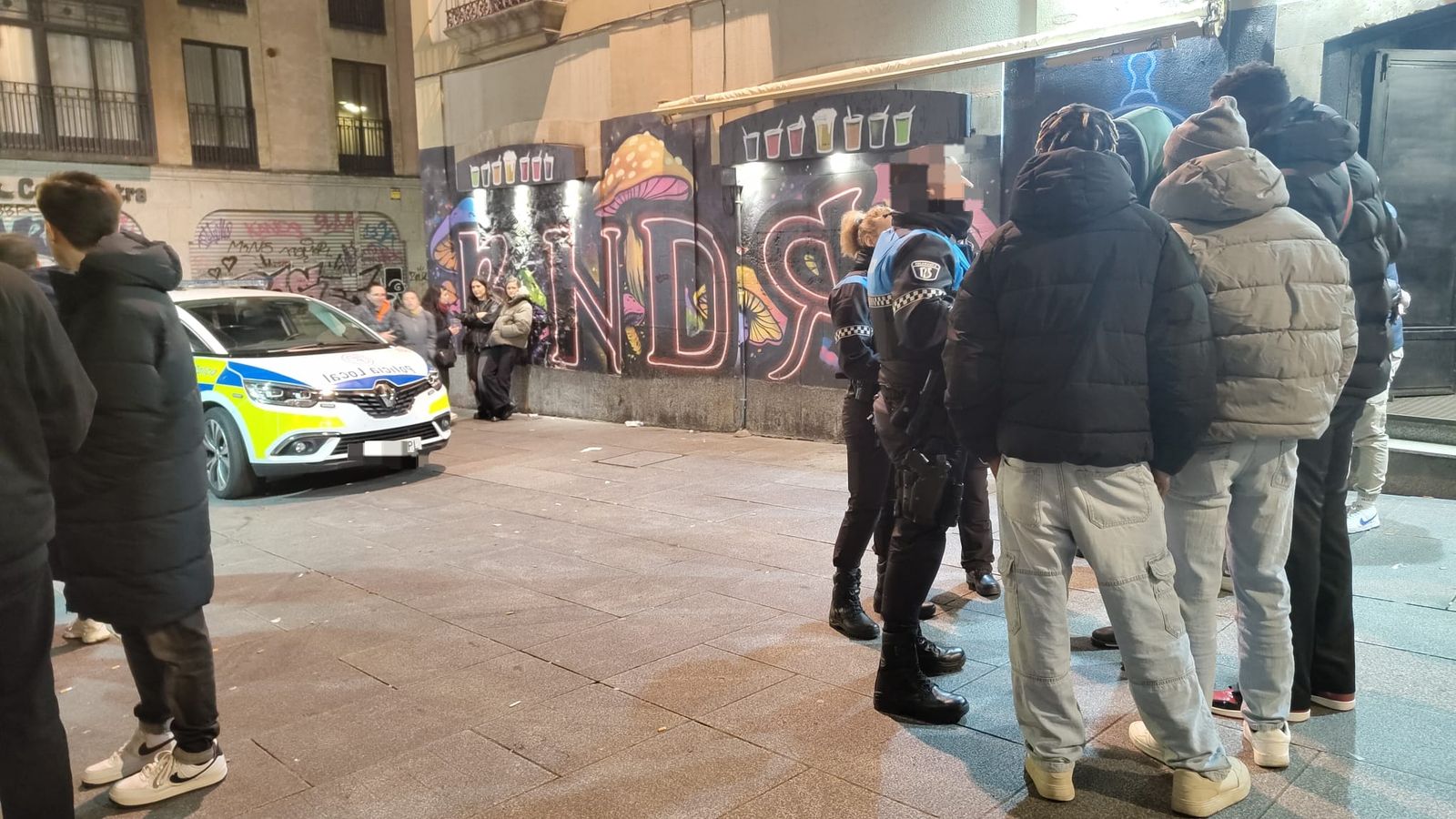 La Policía acude a la calle Varillas alertados por una persona a la que supuestamente no le dejaban entrar en un local por motivos racistas