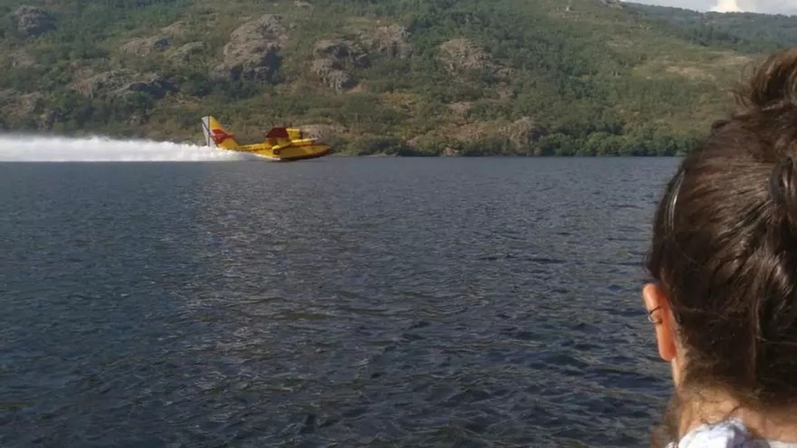 Un hidroavión coge agua en el Lago de Sanabria