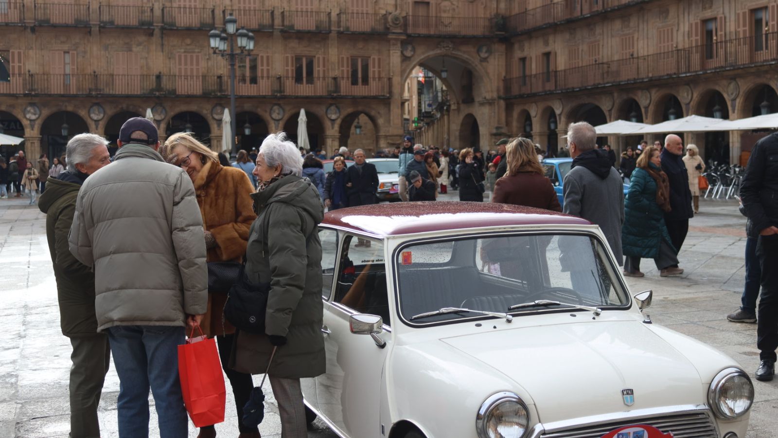 Exposición vehículos Día del Guardia Urbano en la Plaza Mayor de Salamanca