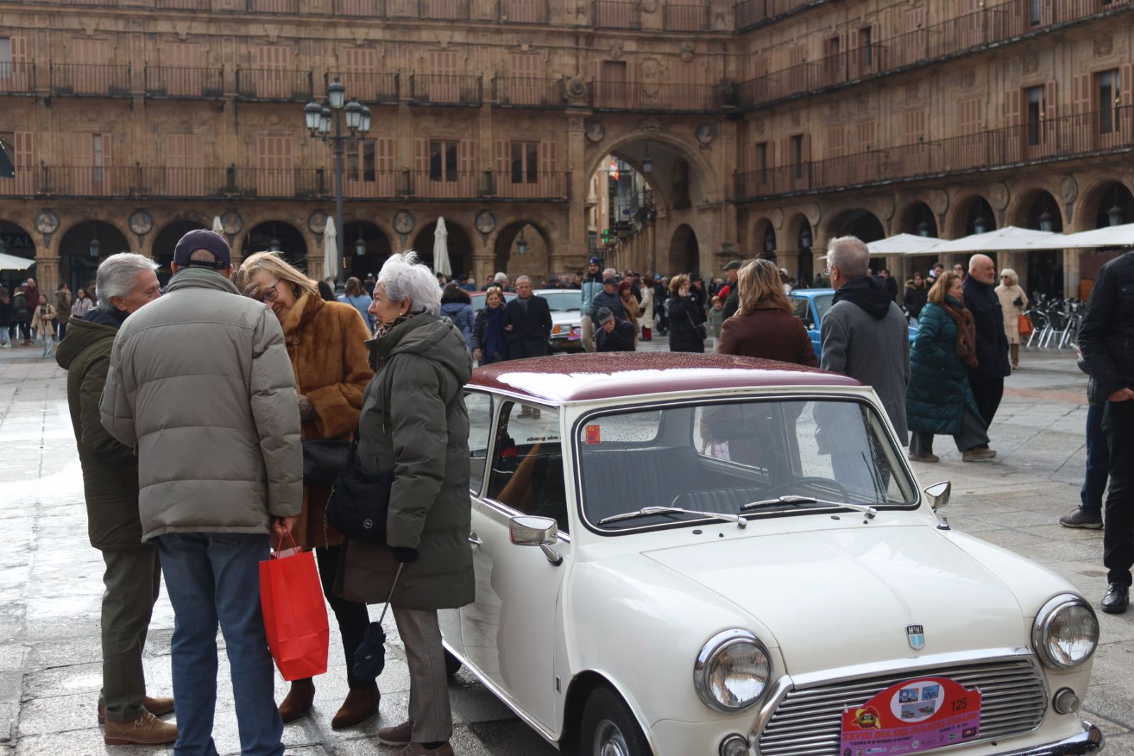 Exposición vehículos Día del Guardia Urbano en la Plaza Mayor de Salamanca