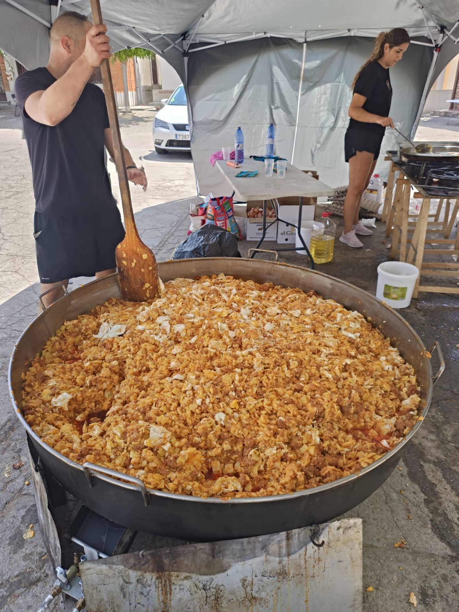 Auto locos y reparto de huevos rotos en las fiestas de San Lorenzo en Rollán