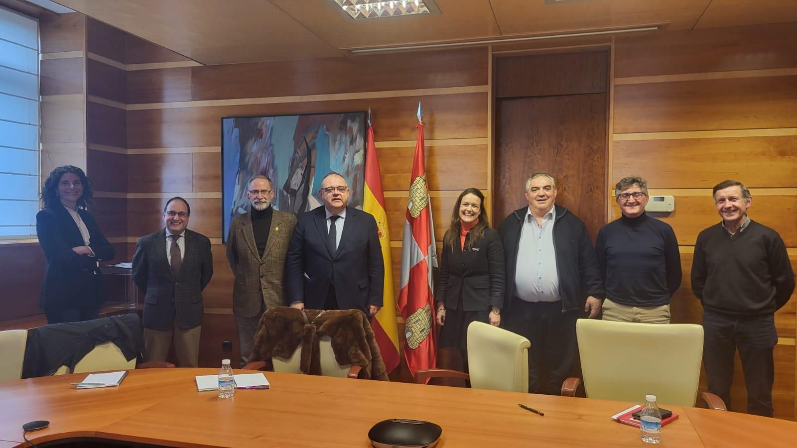 Reunión entre la Consejería de Sanidad y el Colegio de Veterinarios de CyL