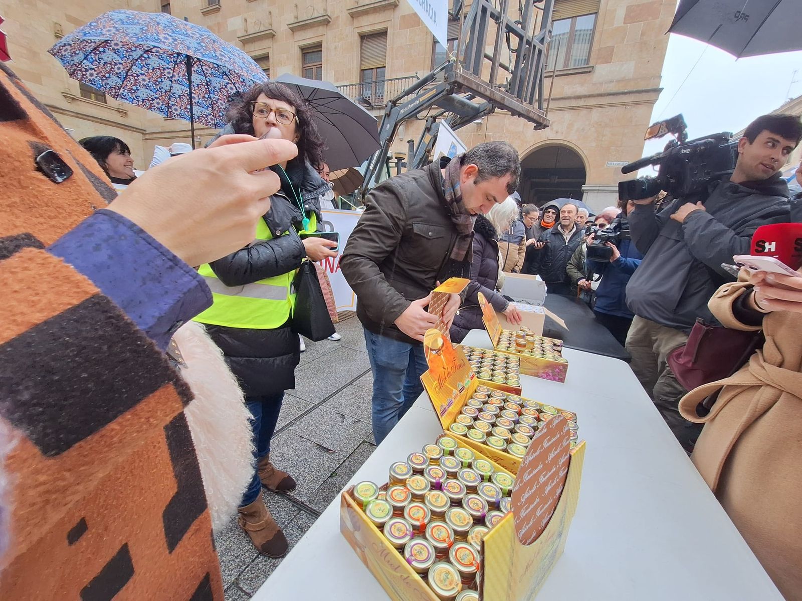 Los apicultores reparten mil tarritos de miel en protesta por el acuerdo de Mercosur  (1).jpeg