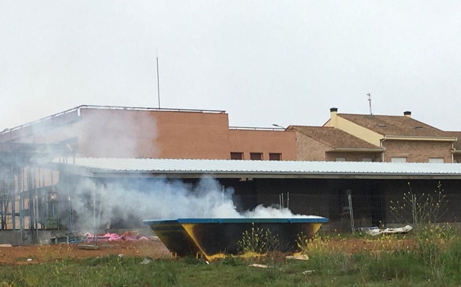 Incendio contenedor Carrascal Barregas (1)