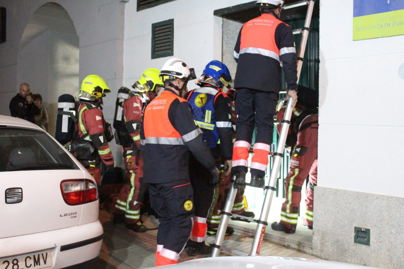 Bomberos de Salamanca intervienen en una nave de la calle Mayor del Arrabal (16)