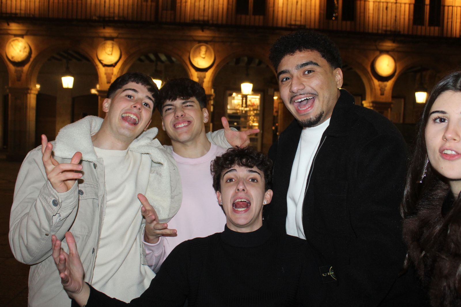 Miles de personas disfrutan de las campanadas y la fiesta del Fin de Año Universitario