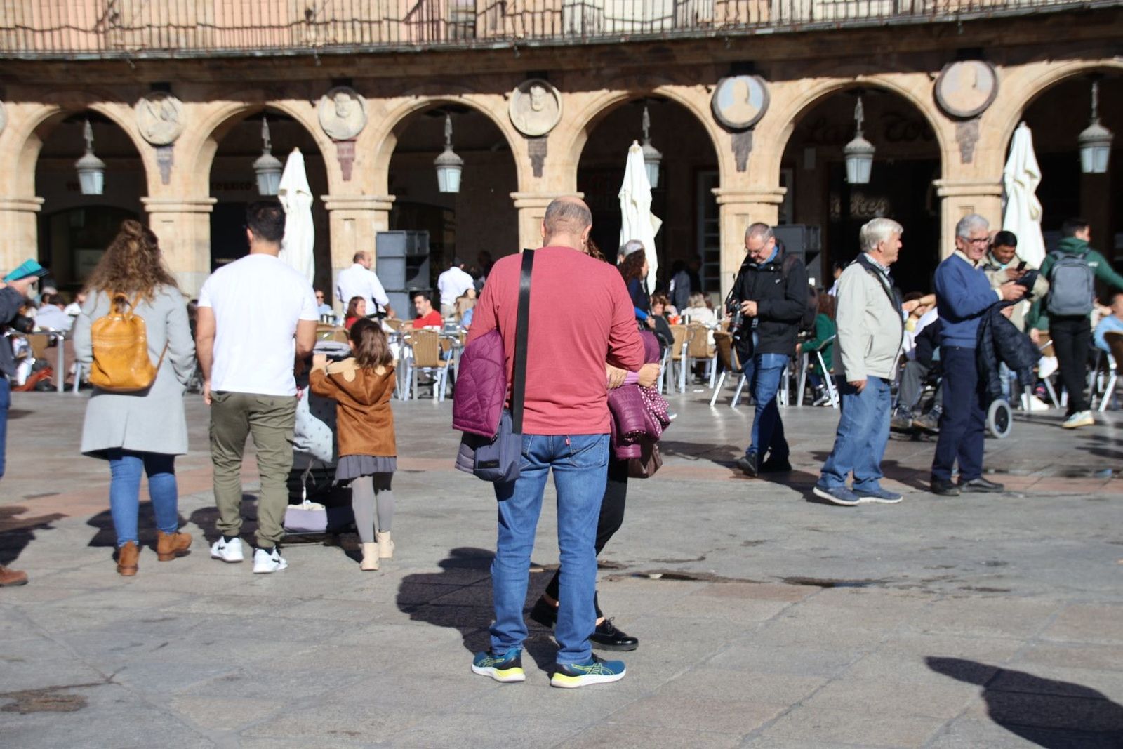 Gente paseando por las calles de Salamanca