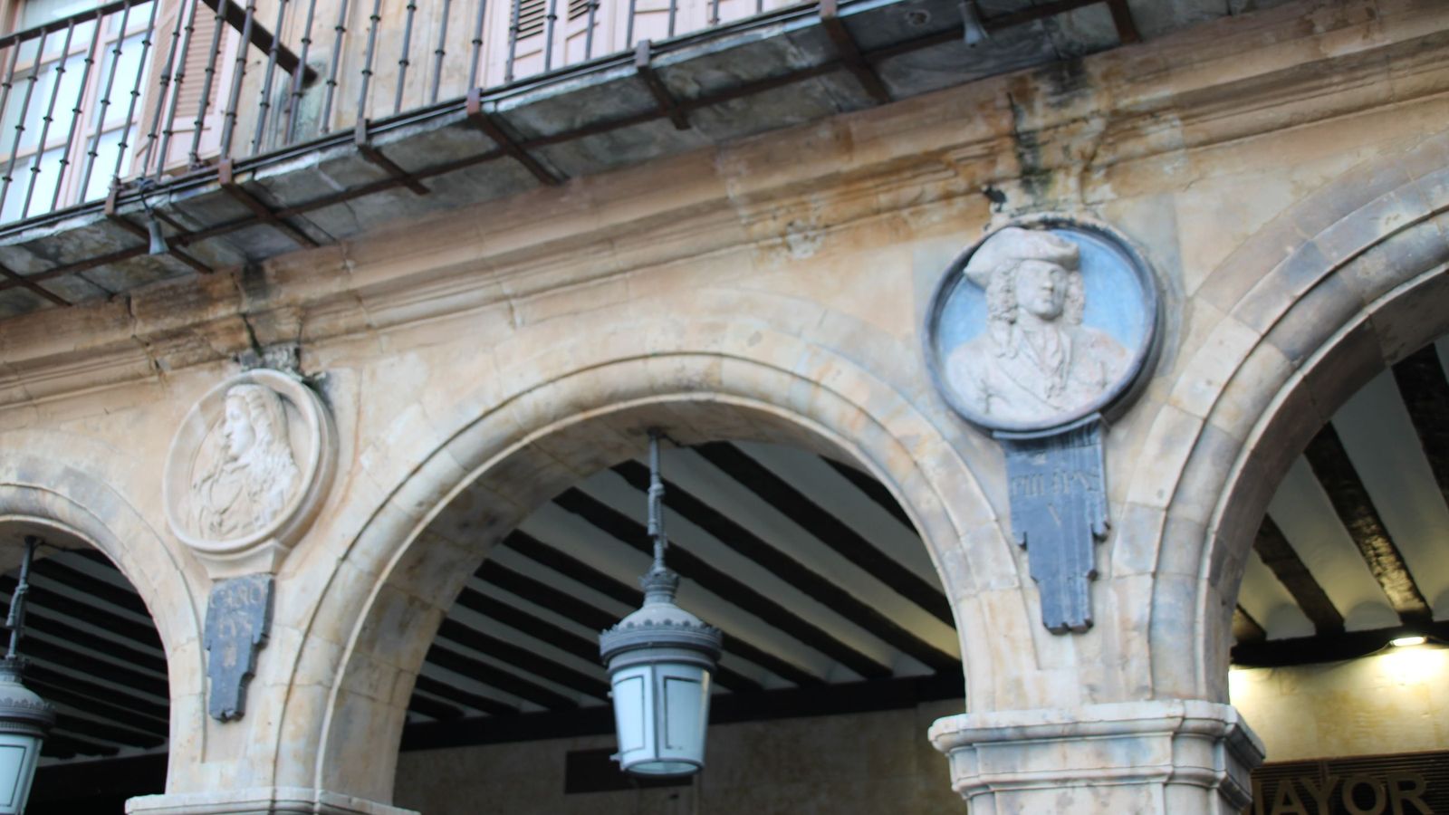 Medallones de Carlos II y Felipe V