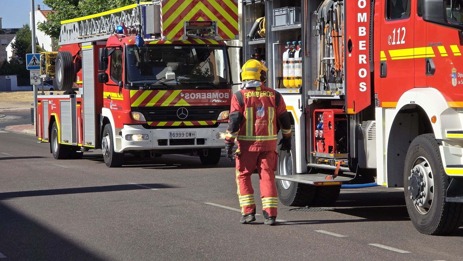 Incendio en una vivienda en los edificios La Yedra en Santa Marta de Tormes con la Policía Local y la Guardia Civil de Salamanca