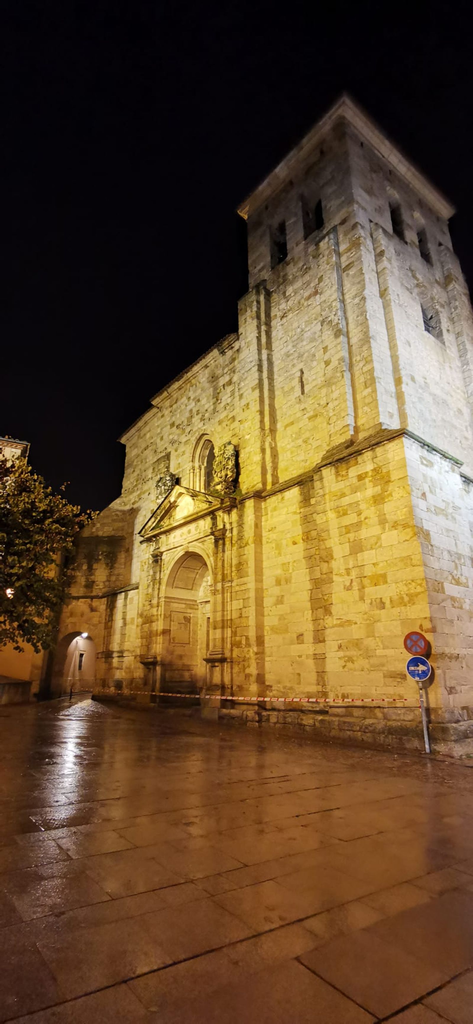 Iglesia de San Ildefonso acordonada