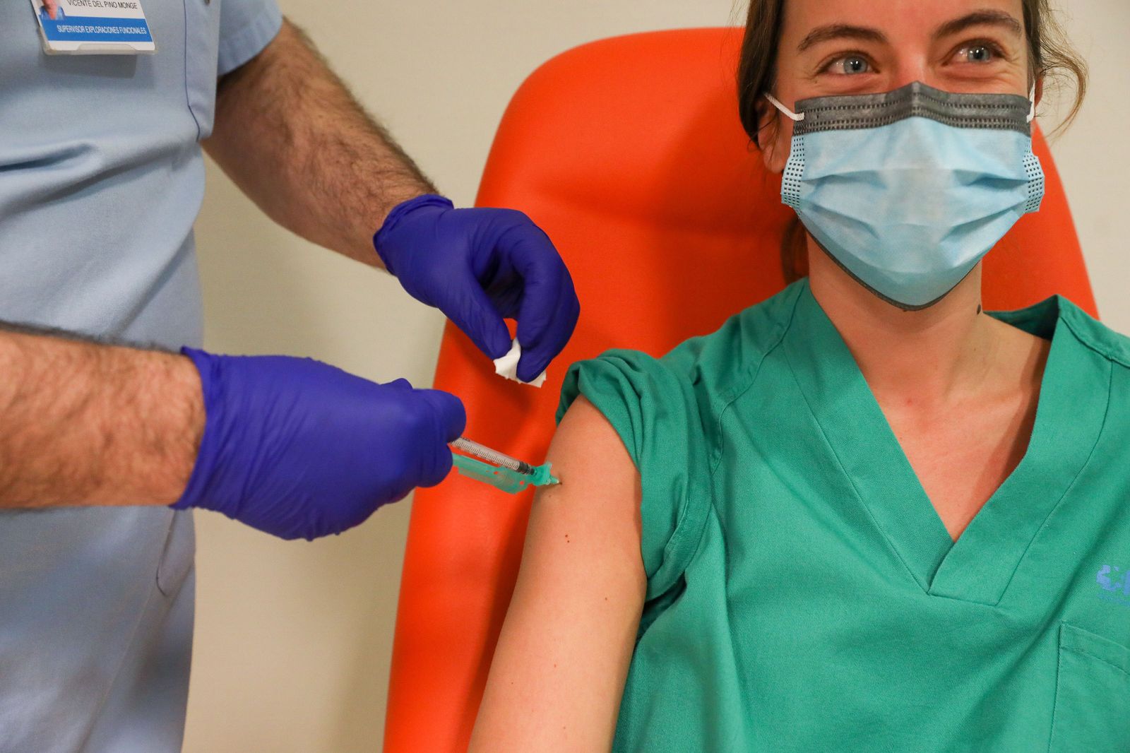 Una sanitaria se vacuna contra la Covid-19