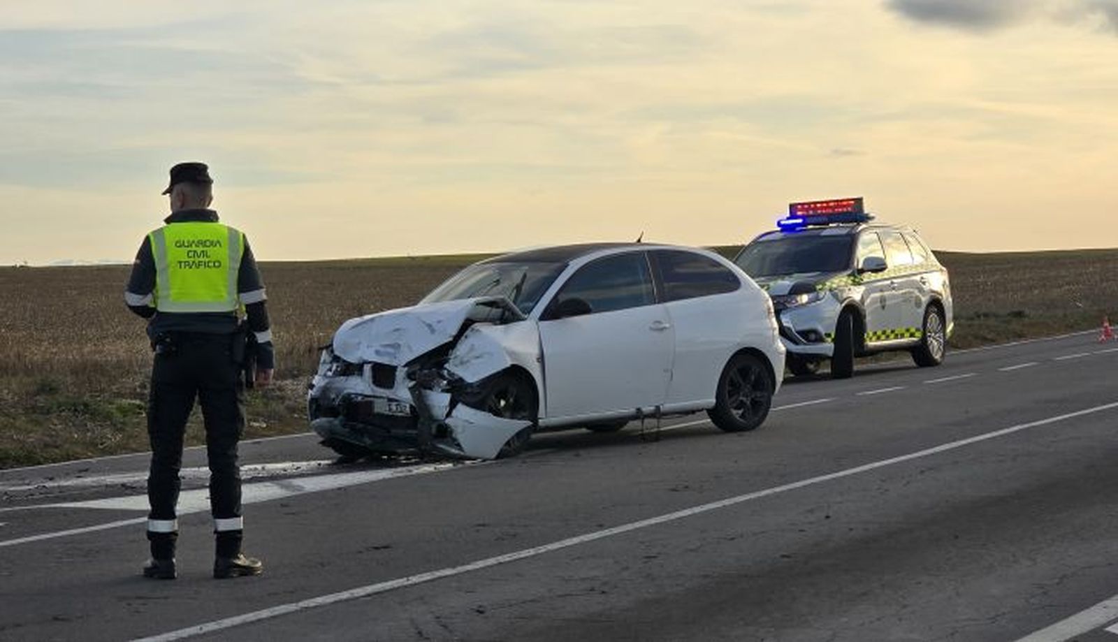 Una colisión entre un turismo y una furgoneta se salda con dos heridos en la carretera de Riolobos