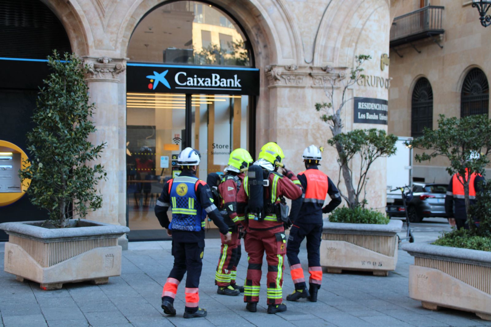 bomberos-y-policia-local-trabajan-en-el-desalojo-de-una-oficina-bancaria-de-caixabank-en-la-calle-zamora-9