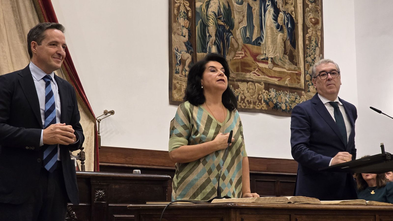 El rector de la Universidad de Salamanca preside el acto de toma de posesión de nuevos cargos académicos y del personal docente e investigador