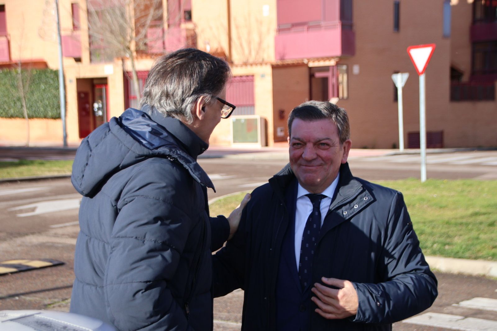 Visita de las obras de construcción de la nueva plaza de Vistahermosa