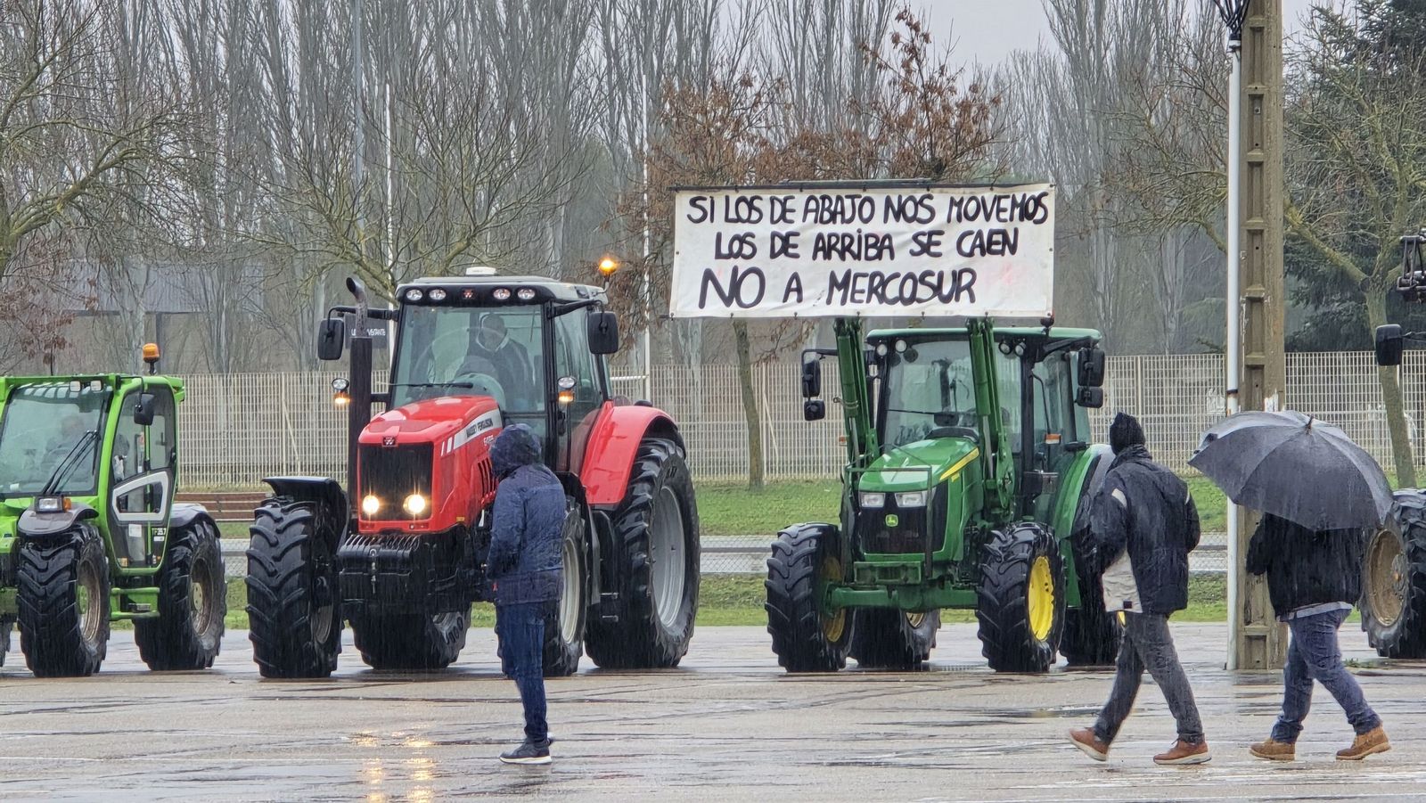En imágenes la marcha con tractores y vehículos de campo en Salamanca en protesta contra Mercosur