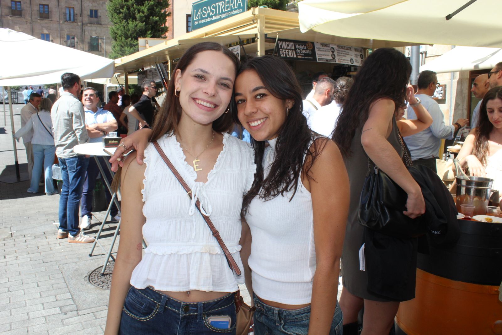 Ambiente en la Feria de Día en el mediodía de este jueves