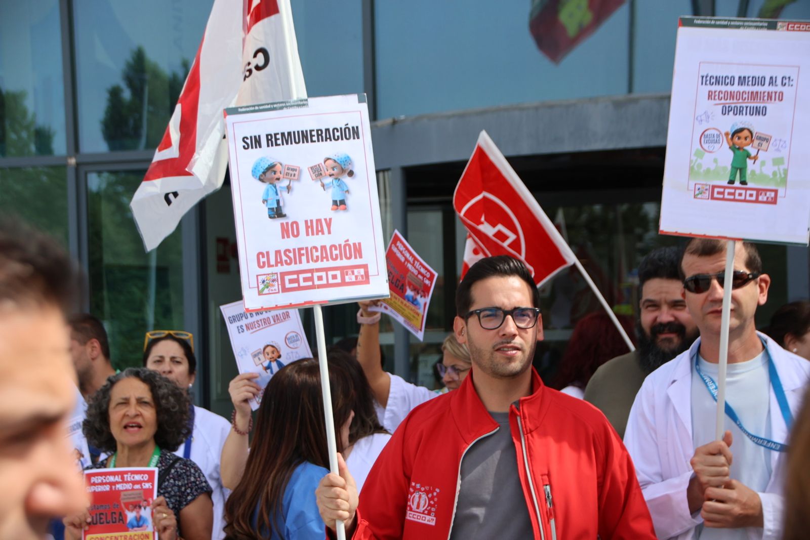 Concentración de los técnicos medios y superiores a las puertas del Hospital de Salamanca