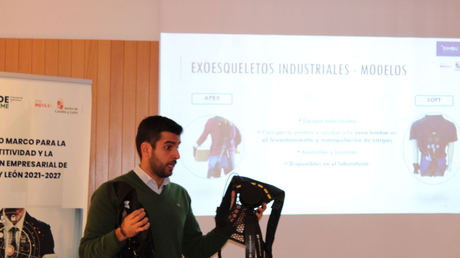 Borja Álvarez Peña, director de oficina técnica del proyecto POLEALAB en una demostración del funcionamiento de exoesqueletos industriales en Salamanca