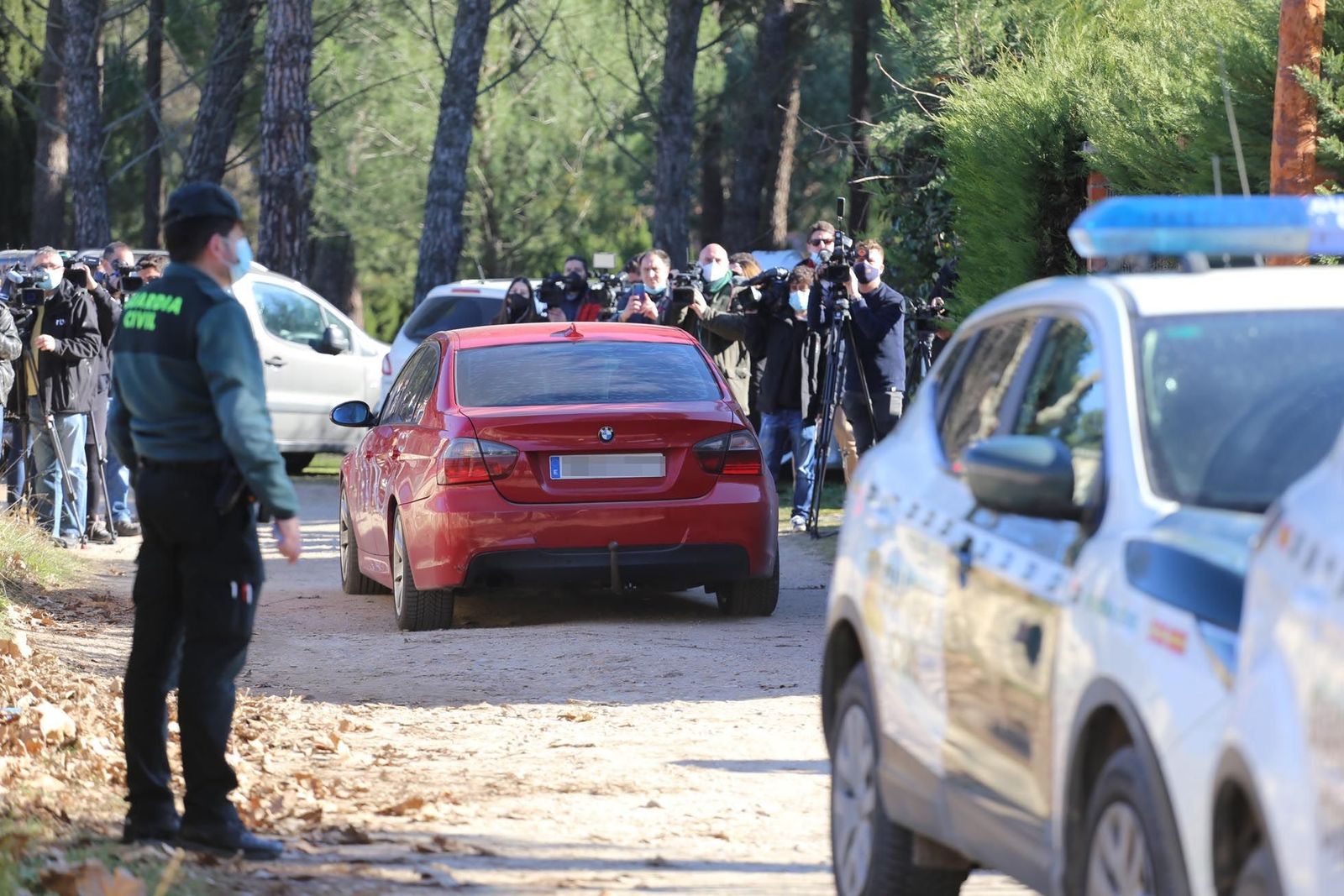 La Guardia Civil se lleva el coche del detenido por su presunta implicación en la desaparición de Esther López. ICAL