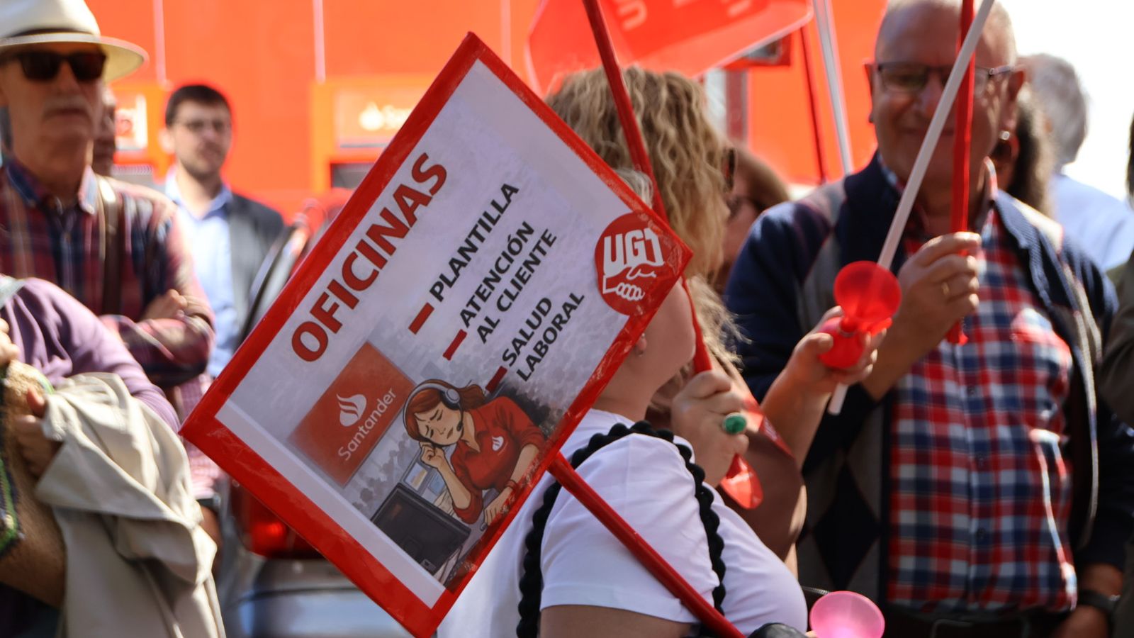 Protesta a las puertas del Banco Santander de la plaza de los Bandos por el despido de una trabajadora