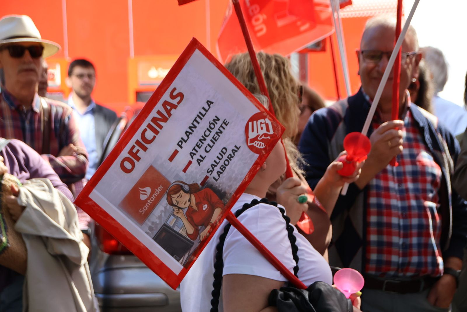 Protesta a las puertas del Banco Santander de la plaza de los Bandos por el despido de una trabajadora