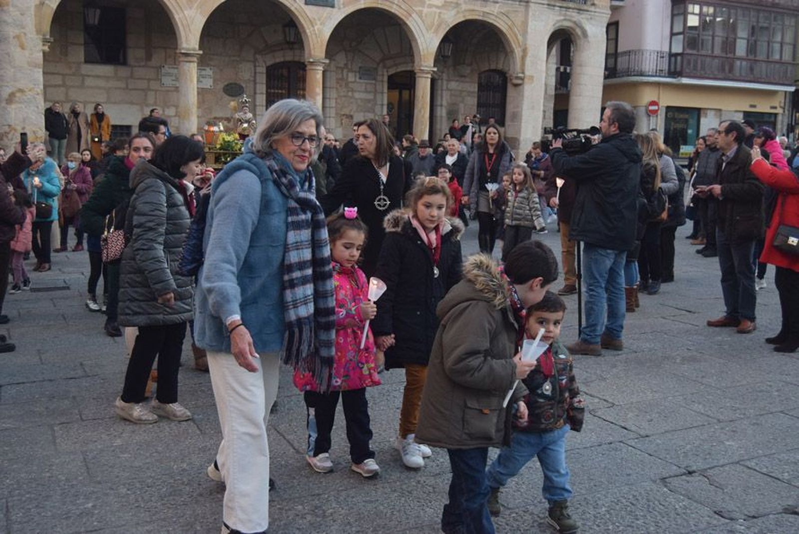 las-candelas-vuelven-a-unir-la-iglesia-de-san-juan-con-la-de-san-vicente-97