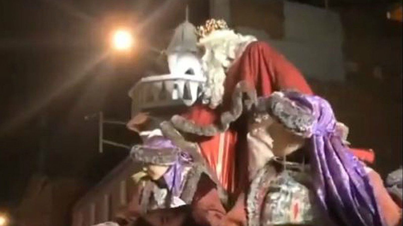 Rey melchor cabalgata terrassa del enero del 2020 que arrojado caramelos forma violenta contra los asistentes desfile 1578336705820