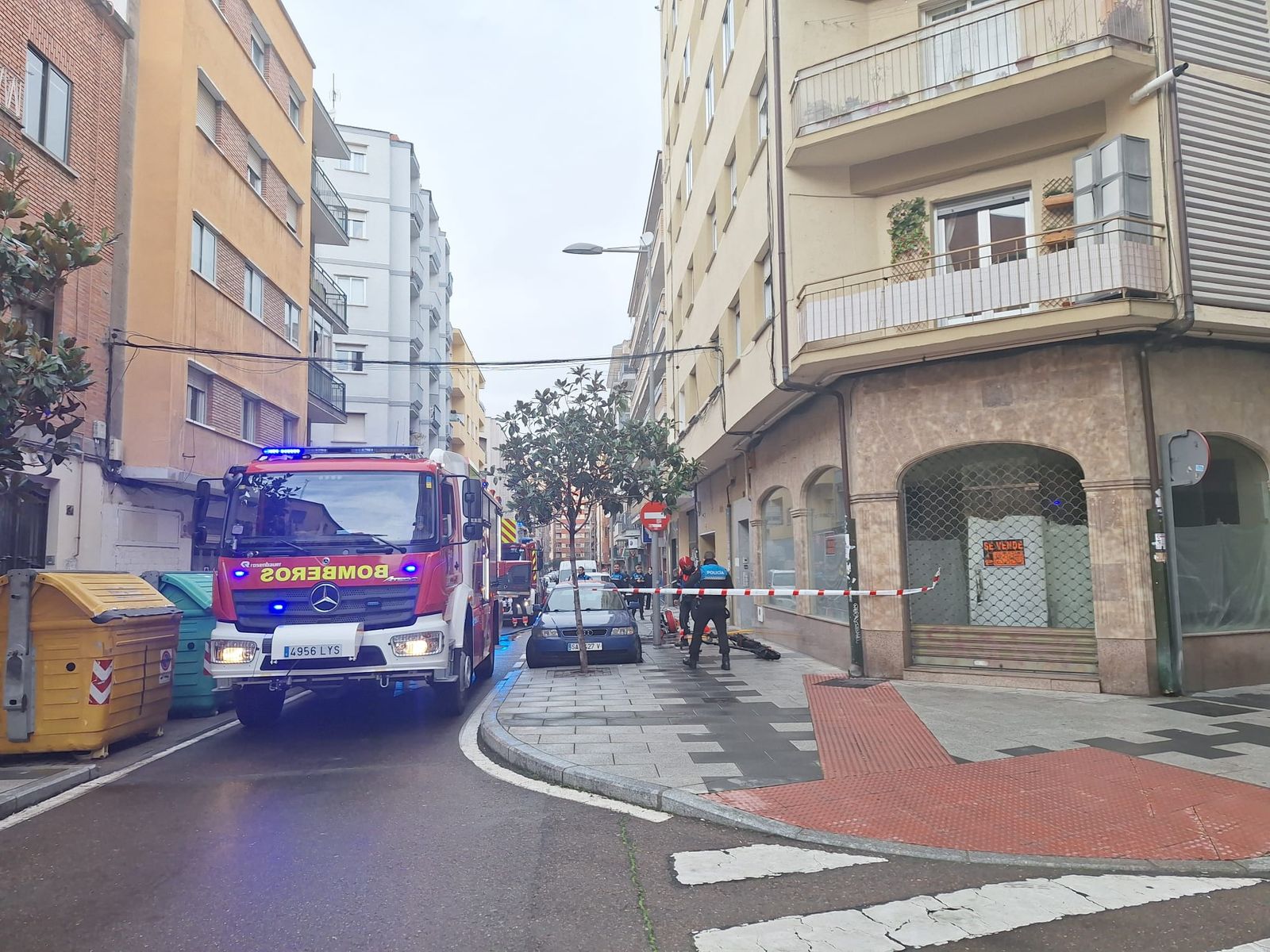 El incendio de un patinete eléctrico provoca el desalojo de un edificio en la calle Bolívar